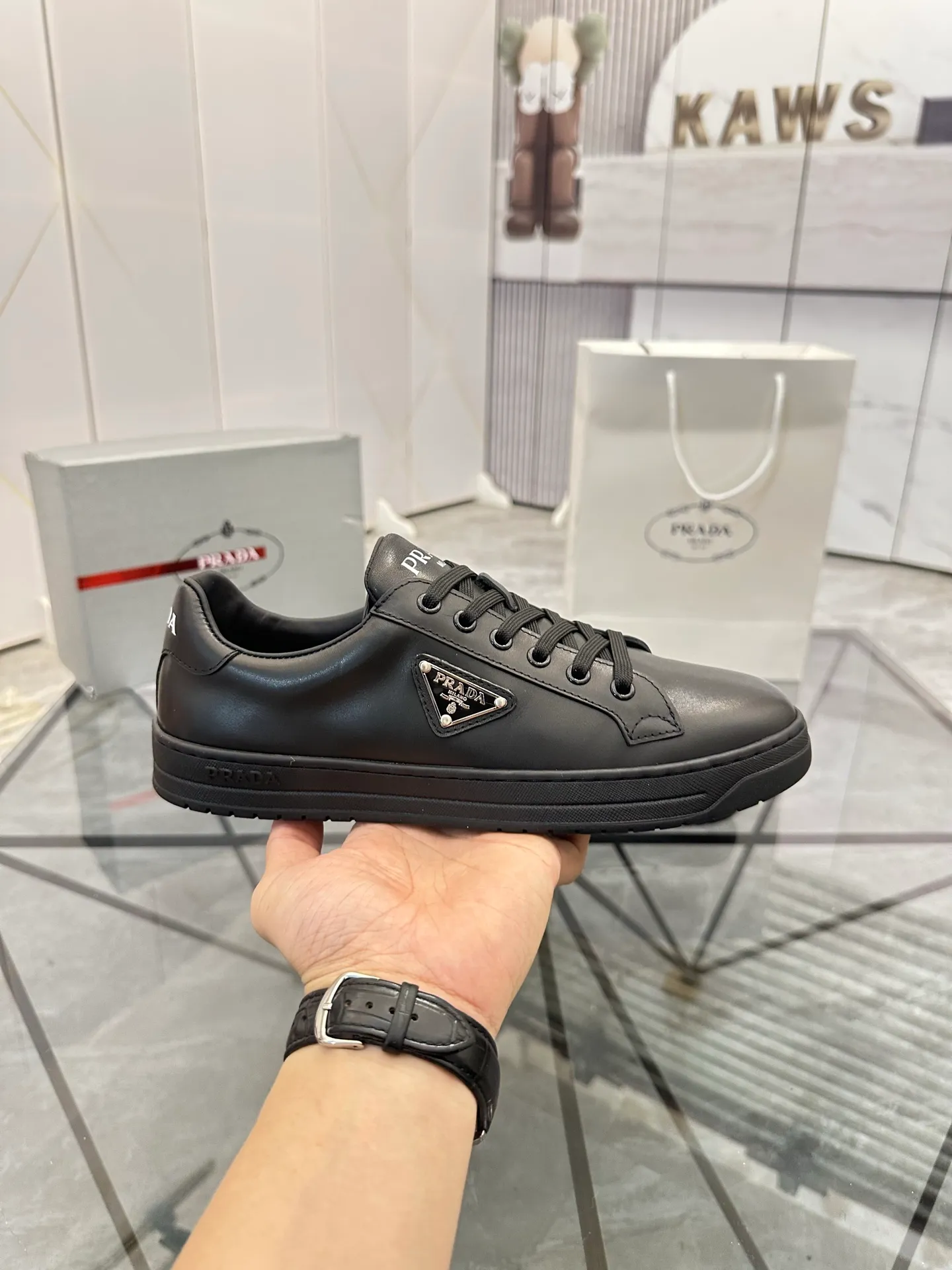 Men's shoes for sale 💰: 💰P540¥ High-end top quality Product trademark: Prada *"Prada*" low-top casual shoes Regular size: 38-45 (can be customized to 46) Product materials: imported first-layer cowhide for the upper, water-dyed cowhide lining, cowhide feet, original outsole. No.: 001